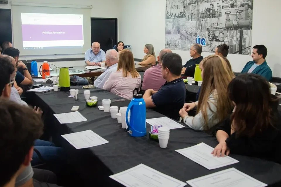 Presentación de plataforma UIQ con autoridades educativas y empresariales